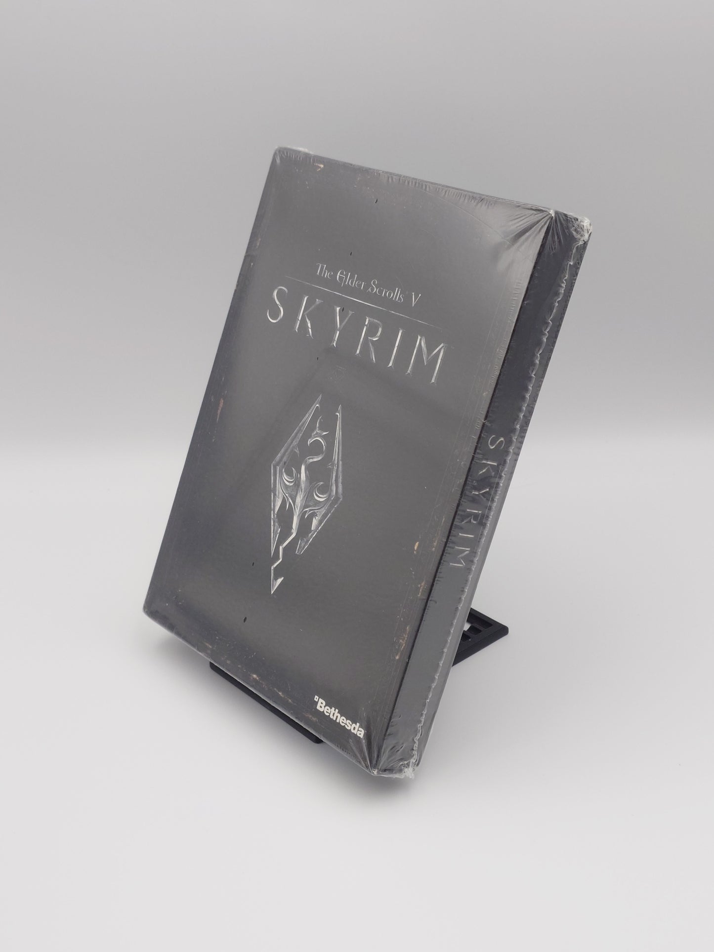 The Elder Scrolls V: Skyrim – Collector's Edition with Custom Acrylic Display Case (Xbox 360, PAL) – Factory Sealed