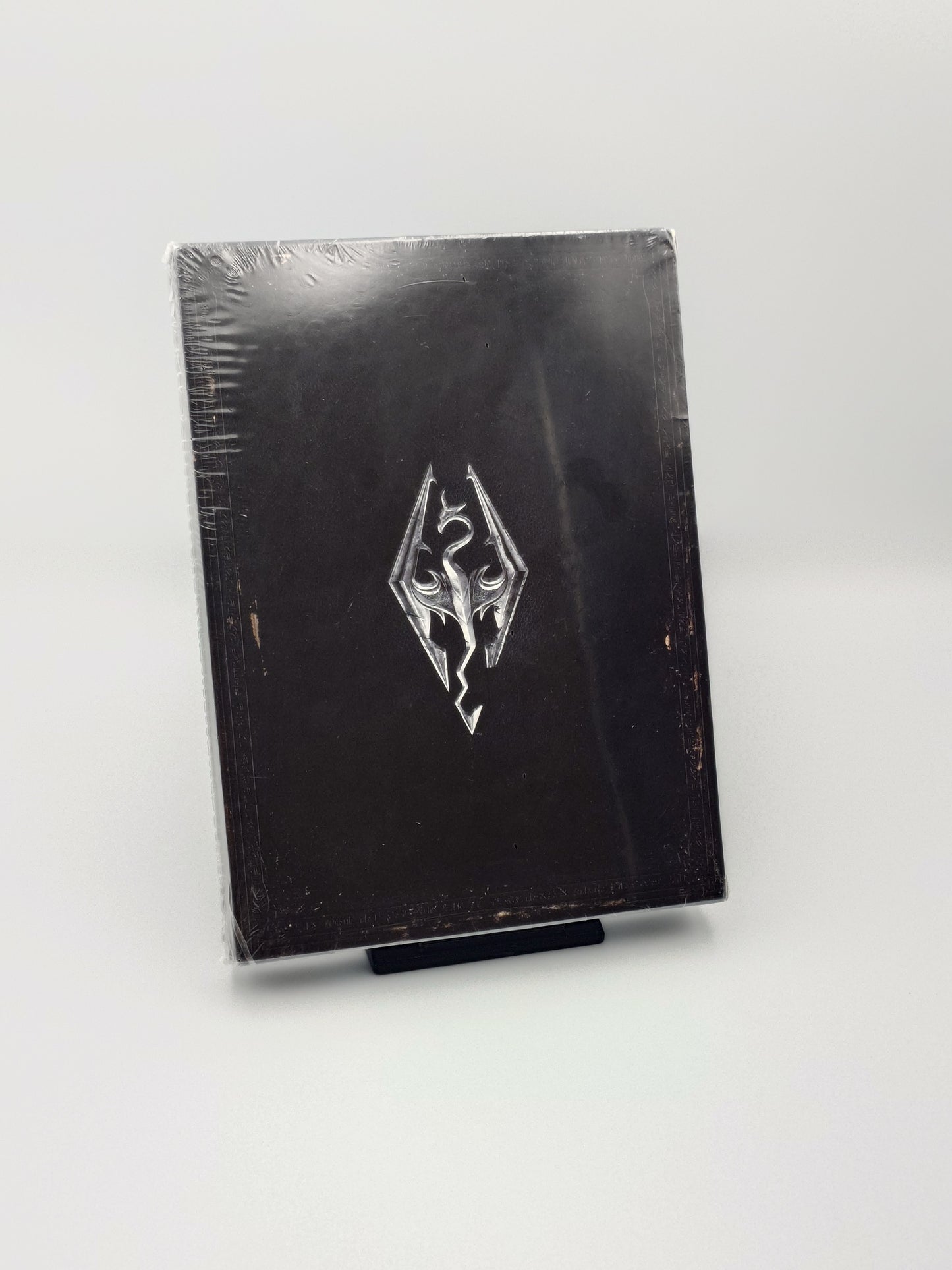 The Elder Scrolls V: Skyrim – Collector's Edition with Custom Acrylic Display Case (Xbox 360, PAL) – Factory Sealed