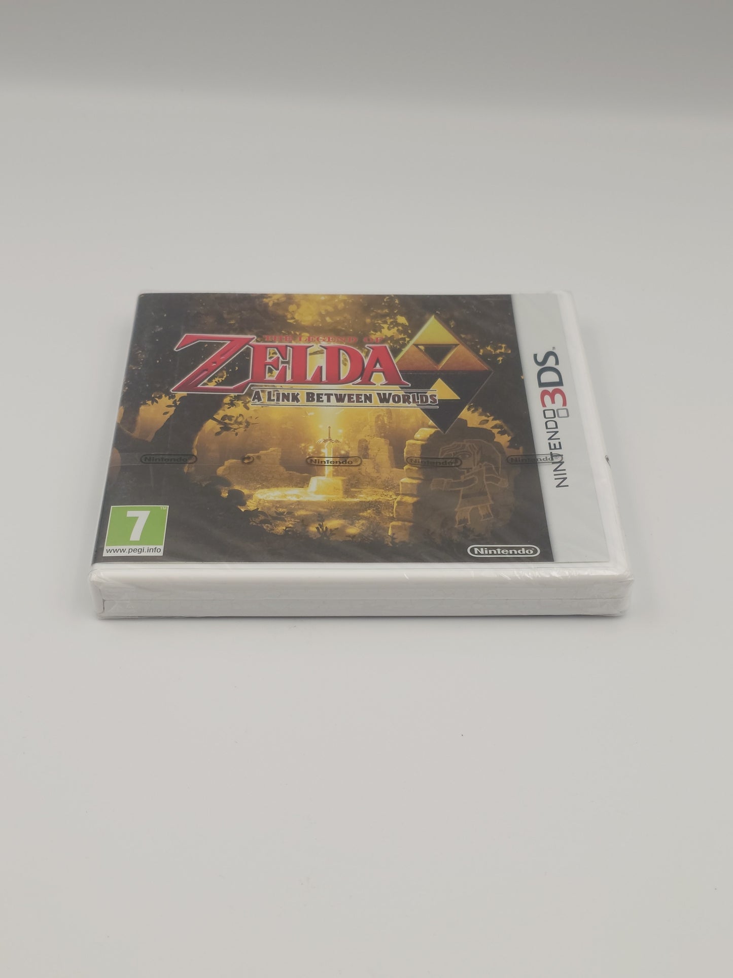 The Legend of Zelda: A Link Between Worlds (Nintendo 3DS, UKV) - Factory Sealed