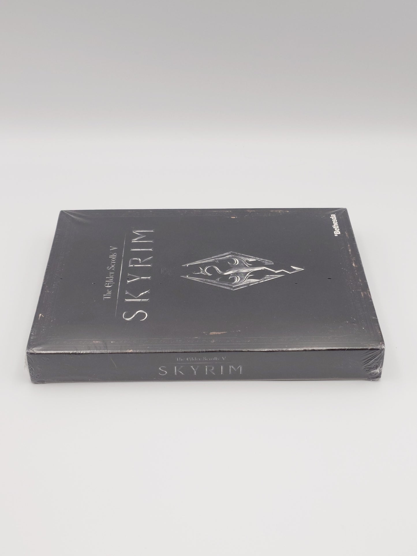 The Elder Scrolls V: Skyrim – Collector's Edition with Custom Acrylic Display Case (Xbox 360, PAL) – Factory Sealed
